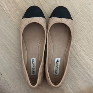 Slightly used size 7 Steven madden two toned flats